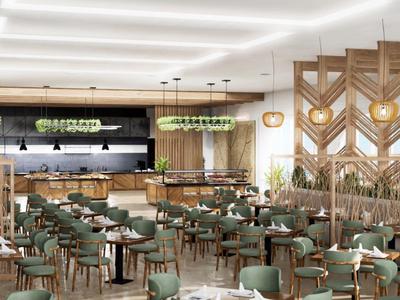 Ampio ristorante d'hotel moderno con sedie verdi, decorazioni in legno e illuminazione ambientale.