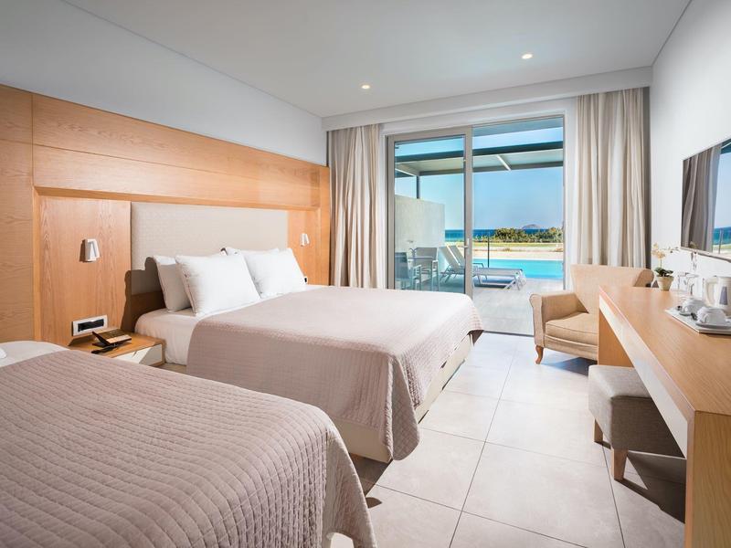 Nowoczesny pokój hotelowy z dwoma łóżkami, tarasem i widokiem na morze.