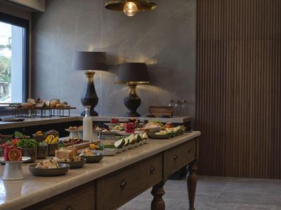 Eleganter Buffettisch im Restaurant mit vielfältigen Speisen und dekorativen Lampen.