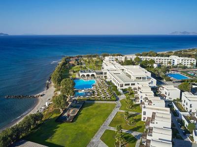Luxuriöses Hotelresort mit Pools am Meer, umgeben von Grünflächen und weiter Sicht auf das Meer.
