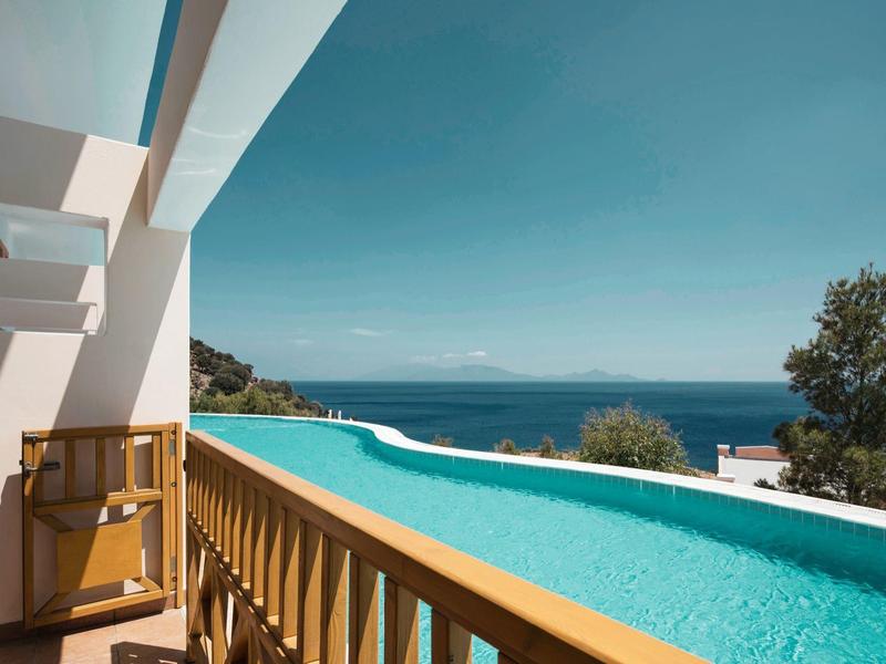 Piscine sur un balcon avec vue sur la mer et le ciel.