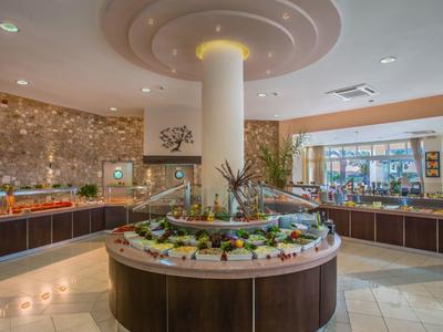 Elegante buffet con una varietà di piatti in un ampio ristorante dell'hotel.