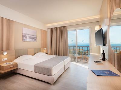 Camera d'hotel moderna con due letti singoli, vista mare e balcone