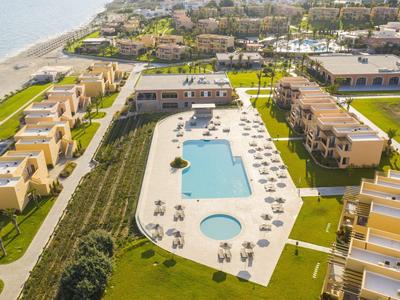 Vista aerea di un resort con piscine vicino alla spiaggia