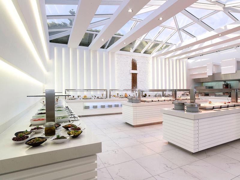 Buffet moderno con interni luminosi e grandi finestre in vetro in un ristorante d'hotel.