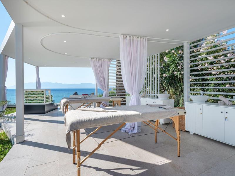 Area benessere aperta con lettino da massaggi e vista mare