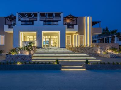 Edificio alberghiero moderno al crepuscolo con illuminazione invitante e ingresso con scale