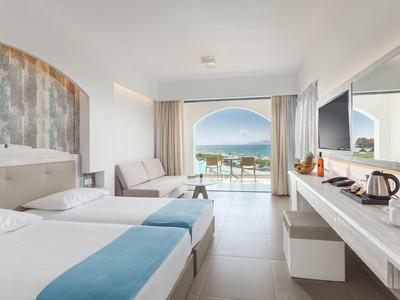 Modernes Hotelzimmer mit zwei Einzelbetten und Blick auf das Meer.
