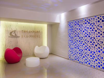 Moderner Wartebereich mit buntem Design an der Wand und stilvollen Sitzmöbeln.