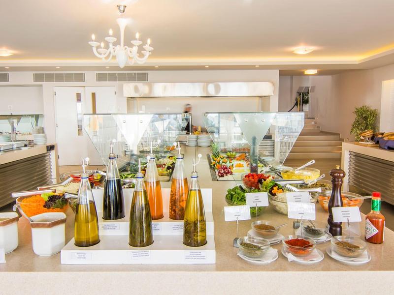 Buffet mit verschiedenen Ölen, Saucen und Gewürzen in einem hellen Restaurant