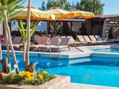 Piscina moderna dell'hotel con lettini e ombrelloni con sole