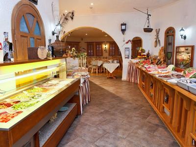 Bufet restauracyjny z różnymi potrawami w ciepło oświetlonym pokoju.