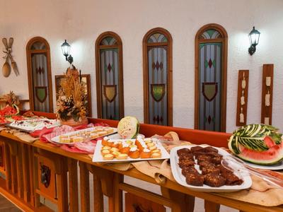 Buffet mit verschiedenen Speisen und dekorativen Elementen in einem Hotelrestaurant.