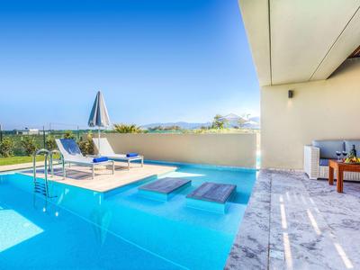 Moderner Poolbereich mit Sonnenterrasse und Sitzbereich in einem Hotel