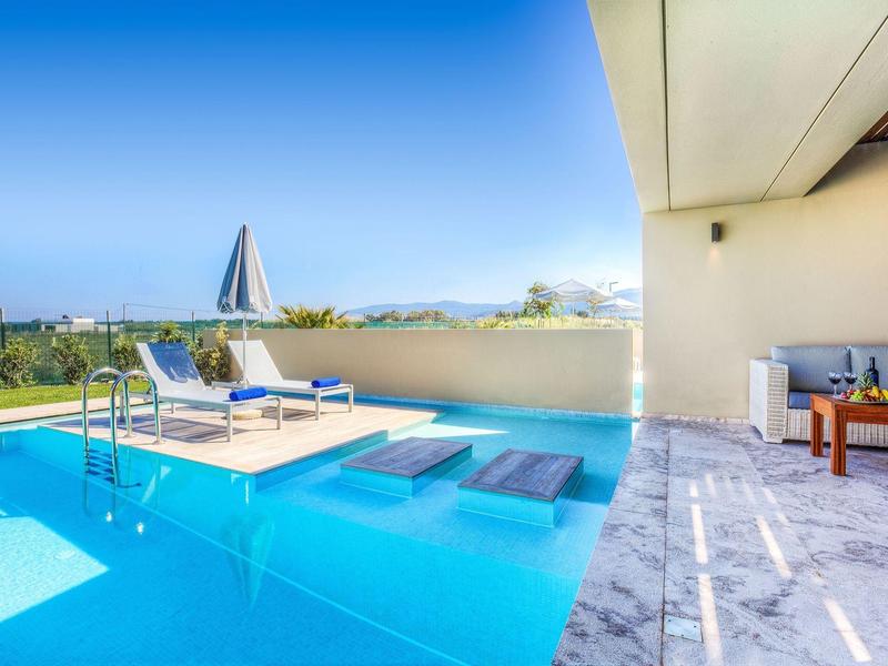 Moderner Poolbereich mit Sonnenterrasse und Sitzbereich in einem Hotel