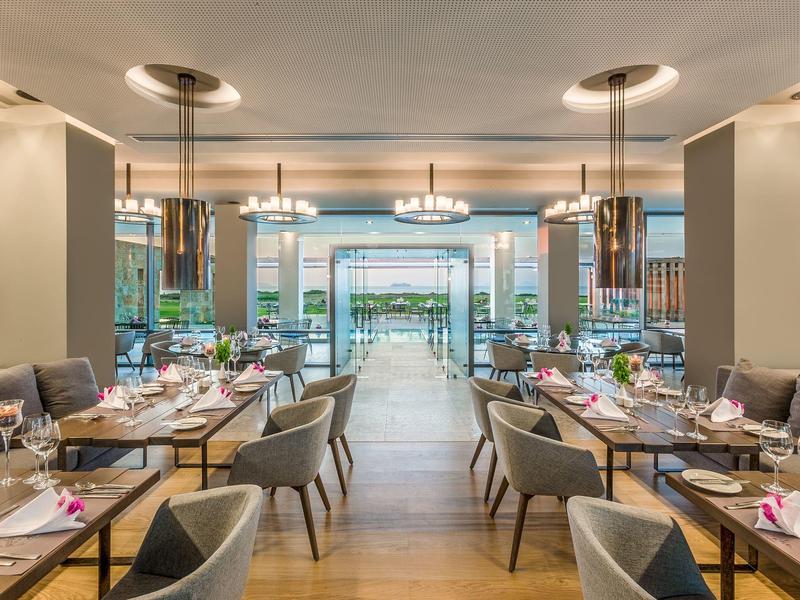 Elegantes Restaurant mit modernen Möbeln und Blick auf das Meer