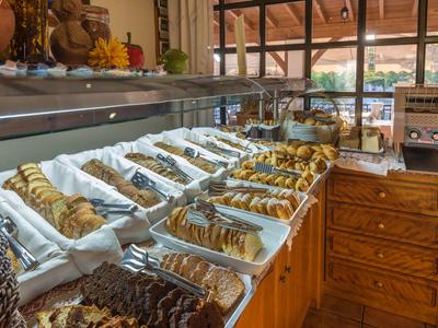 Différents types de biscuits et pâtisseries sur un buffet dans un hôtel ou un restaurant.