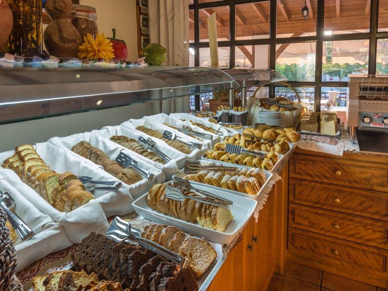 Différents types de biscuits et pâtisseries sur un buffet dans un hôtel ou un restaurant.