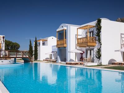 Moderner Hotelpool mit weißen Gebäuden und blauen Himmel im Hintergrund
