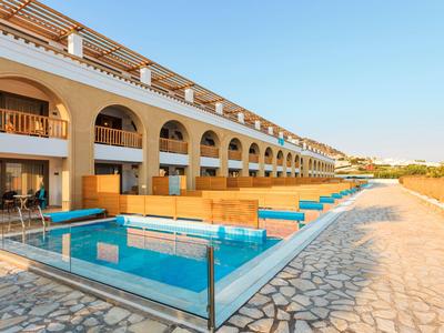 Moderner Hotelkomplex mit privaten Pools vor jedem Zimmer und weitem Blick bei Sonnenaufgang.
