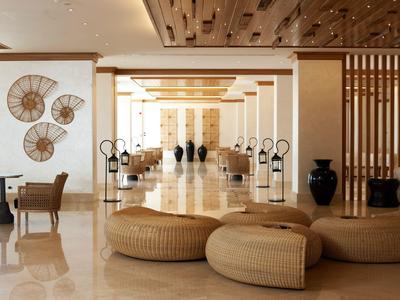 Elegante Hotellobby mit bequemen Sitzmöbeln und stilvoller Dekoration in warmen Tönen.