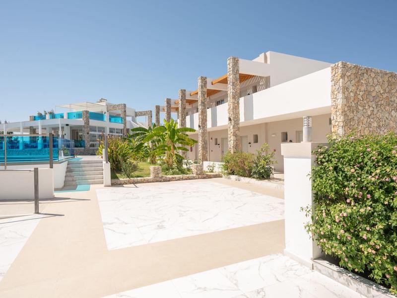 Nowoczesny kompleks hotelowy z jasnymi fasadami i przestrzenią na zewnątrz pod czystym niebem