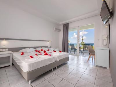 Modernes Hotelzimmer mit Doppelbett, Balkon und Meerblick