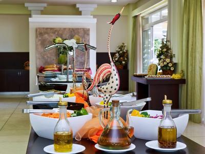 Restaurante moderno con mesa elegante, botellas de vino e interior luminoso.