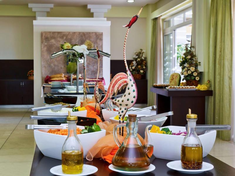 Restaurante moderno con mesa elegante, botellas de vino e interior luminoso.