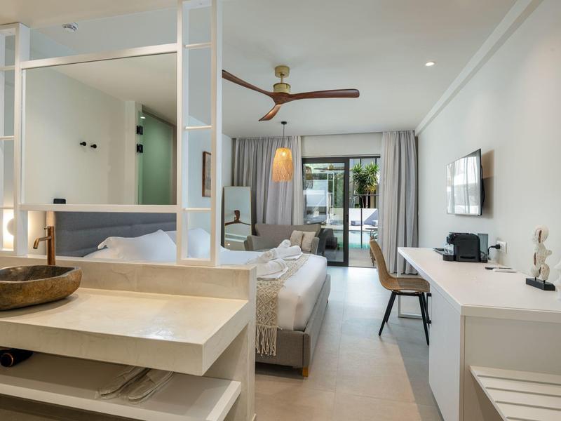 Moderní hotelový pokoj se dvěma lůžky, pracovním stolem a balkonem