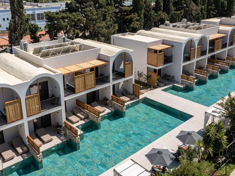 Moderní hotelový komplex se soukromými bazény před každým pokojem a výhledem na moře.