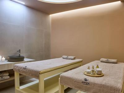 Moderne Wellness-Massageräume mit zwei Behandlungsbetten und entspannender Beleuchtung.