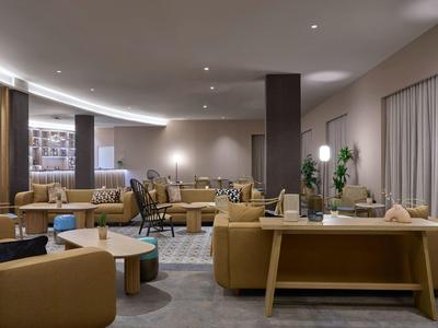 Moderne hotel-loungesectie met comfortabele banken en warme verlichting.
