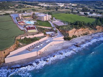Hotelcomplex aan de kust met zwembad, terras en uitzicht op zee