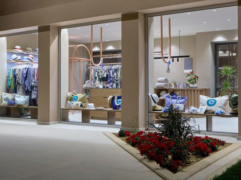 Moderne hotelreceptie met grote ramen die de balie en het personeel binnen tonen.