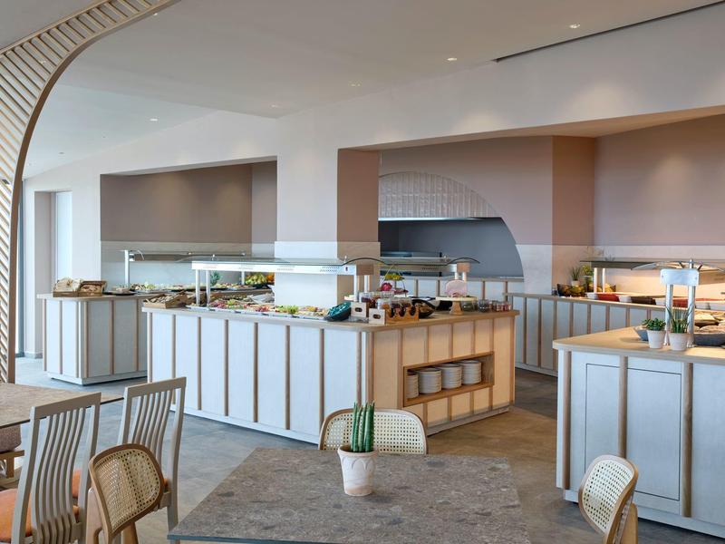 Modern buffet met eten in een lichte, ruime hotelrestaurant.