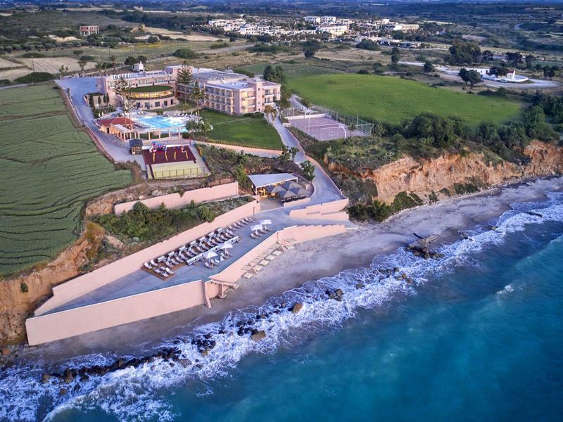 Hotelcomplex aan de kust met zwembad, terras en uitzicht op zee
