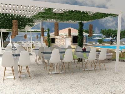 Moderner Außenbereich mit Tischen, weißen Stühlen und Pergola mit Pflanzenüberdachung.