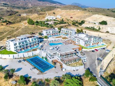 Großes Hotelresort in bergiger Landschaft mit mehreren Gebäuden und Poolanlagen.