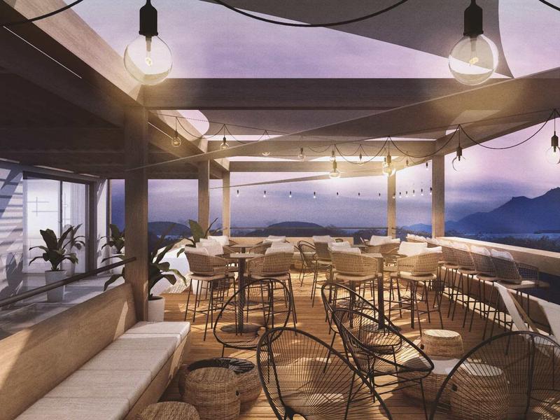 Gezellig open terras met houten tafels en stoelen onder zachte verlichting bij schemering.