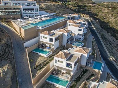 Luksusowe wille z prywatnymi basenami i panoramicznym widokiem na pagórkowaty teren.