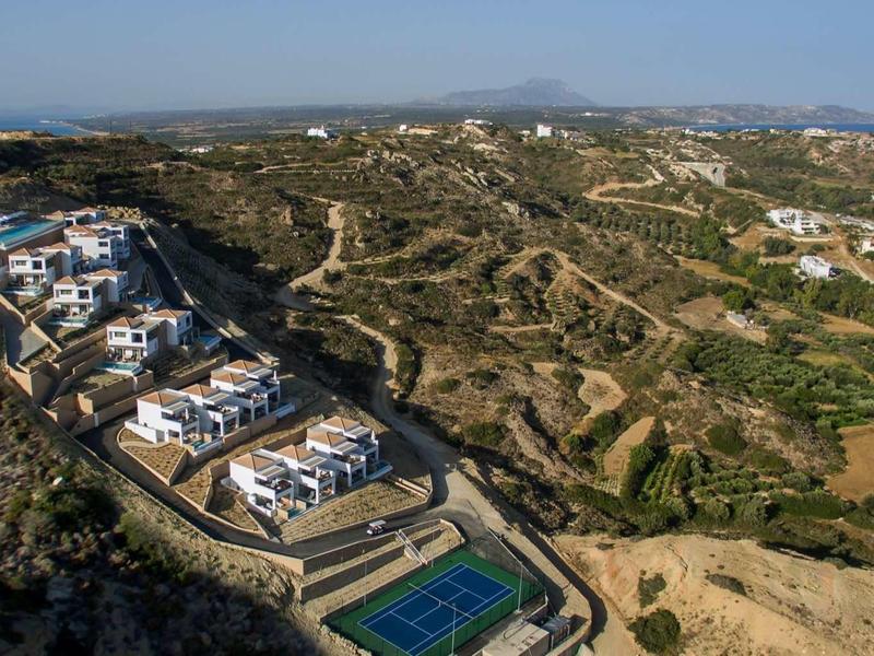 Widok z lotu ptaka nadmorskiego kompleksu z nowoczesnymi budynkami i kortem tenisowym