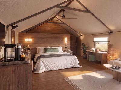 Modern eingerichtetes Hotelzimmer mit luxuriösem Bett und Holzakzenten.
