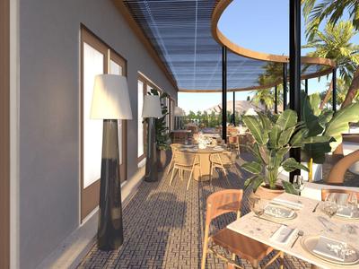 Zastřešená terasa s jídelními stoly, židlemi a rostlinami v moderním, slunném hotelovém prostředí.