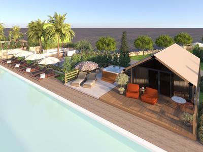 Luxusní terasa s bazénem, lehátky, rostlinami a posezením s výhledem na moře.