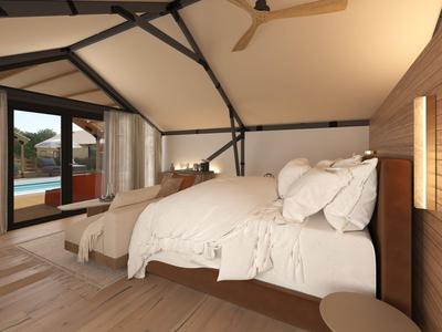 Pohodlný hotelový pokoj se dvěma postelemi, dřevěnou podlahou a balkonem s výhledem na vodu.