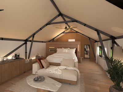 Moderní hotelový pokoj s manželskou postelí, pohodlnou lavicí a dřevěnou podlahou.