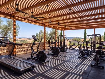 Outdoor-Fitnessbereich mit Laufbändern und Gewichten unter einem pergolaartigen Dach.