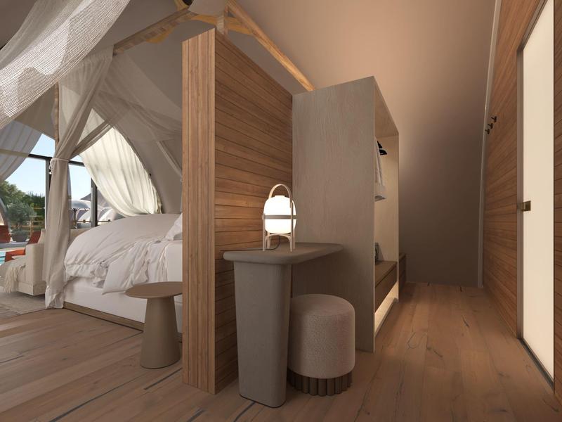 Moderní hotelový pokoj s dřevěnými akcenty, pohodlnou postelí a malým toaletním stolkem s taburetem.