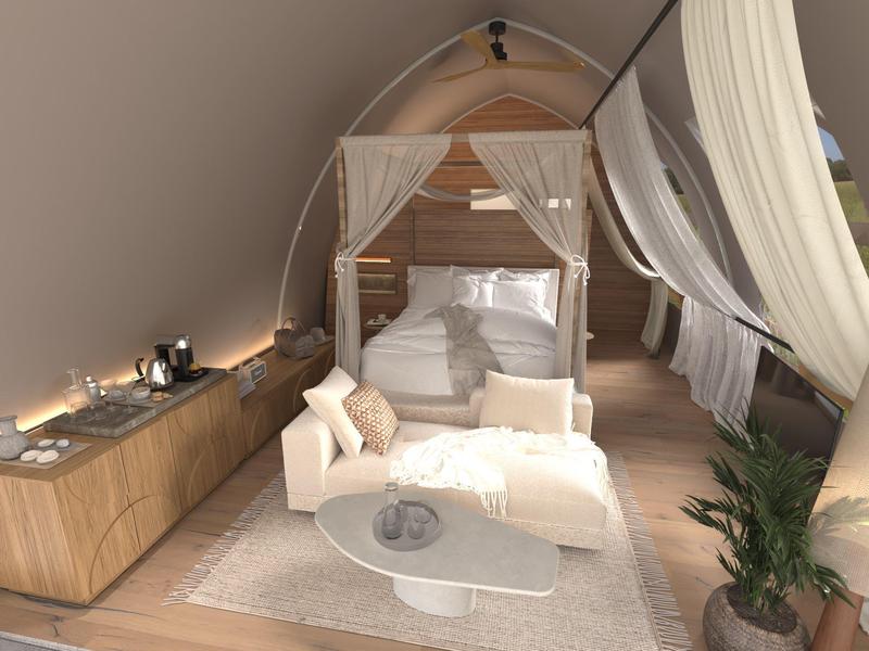 Pohodlná ložnice s baldachýnovou postelí a posezením v teplých dřevěných tónech.